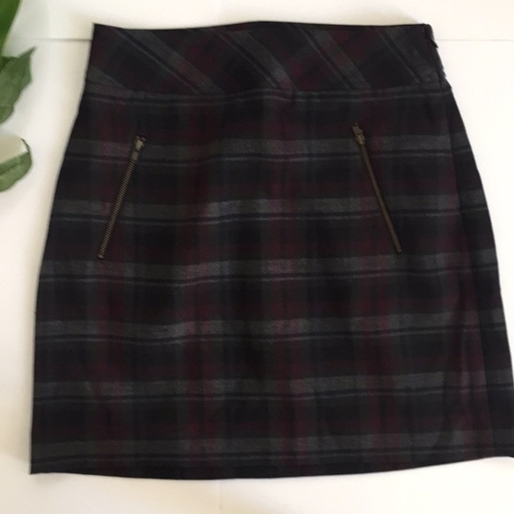 Loft - Plaid Mini Skirt - Perfect Fall staple! - Picture 4 of 5